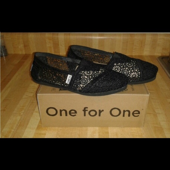 Black lace toms