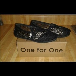 Black lace toms