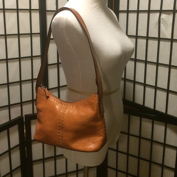 FOSSIL SMALL LEATHER HANDBAG IN MINT CONDITION