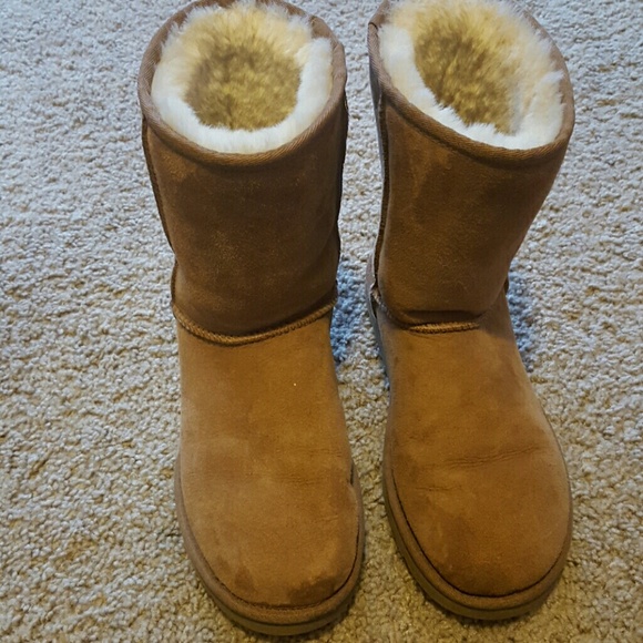 A pair of uggs.
