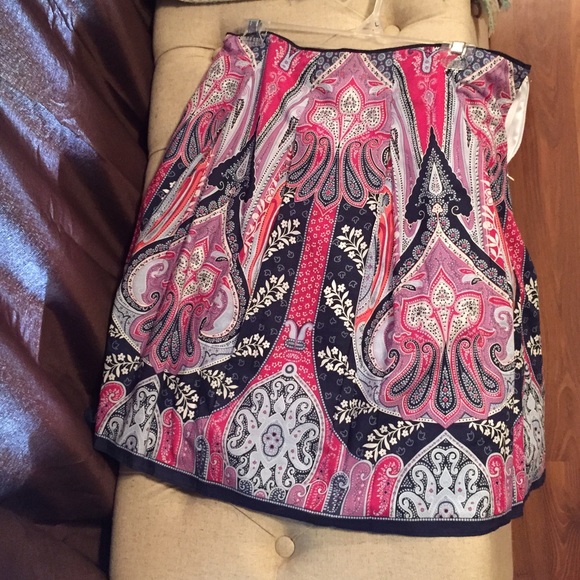 Tahari Short Skirt lined with Silky Fabric Size 14