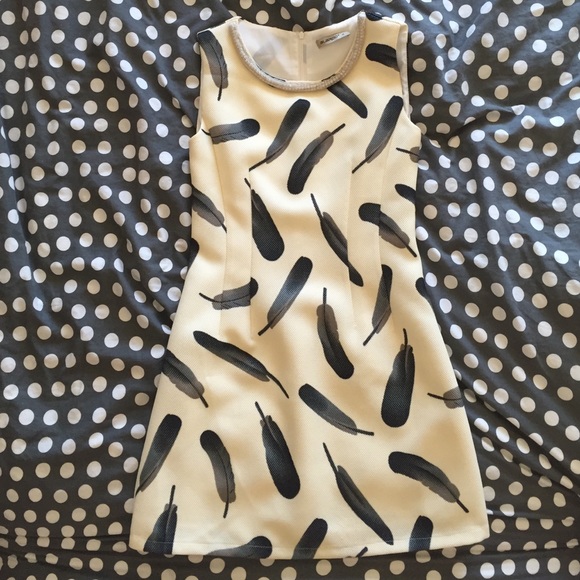 Flash sale! Beautiful feather pattern dress