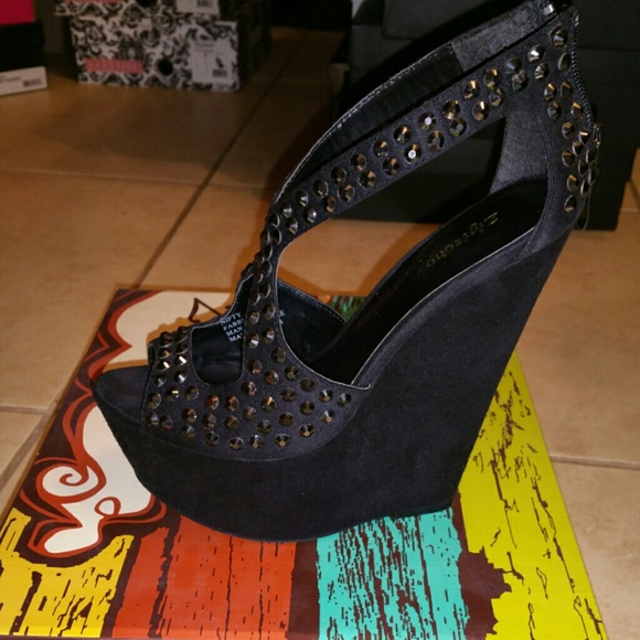 High wedge shoe