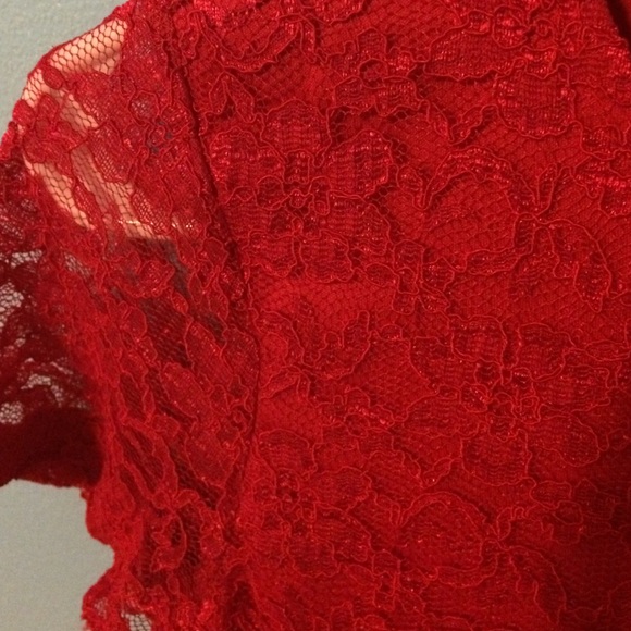 A red dress - Picture 3 of 4