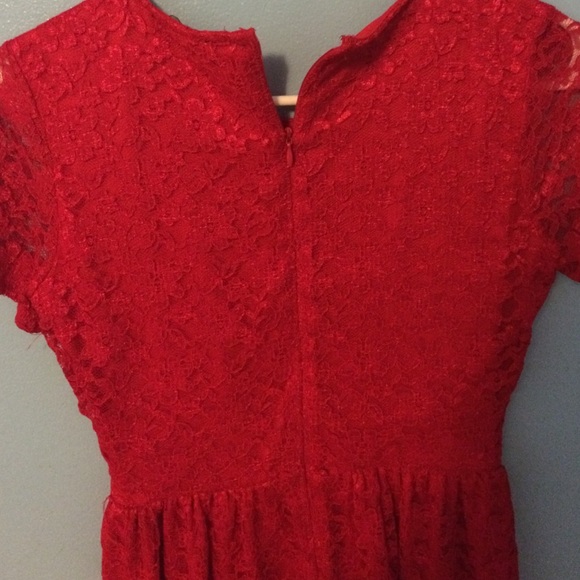 A red dress - Picture 4 of 4