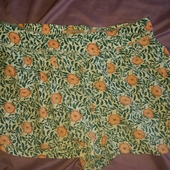 Floral Print Woven Shorts - Picture 2 of 3