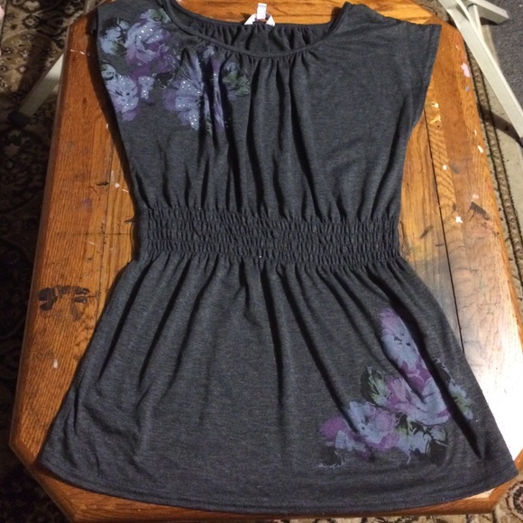 Gray Top with Flowers 🌻
