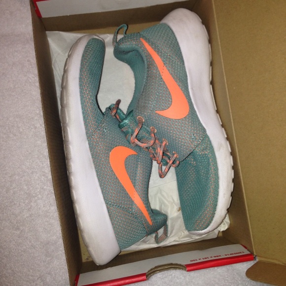 Nike Shoes - Nike Rosherun