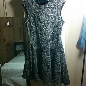 Gabby Skye Paisley patterned Evening dress