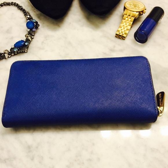 🚫 SOLD 🚫 Michael Kors Wallet in Electric Blue - Picture 2 of 3