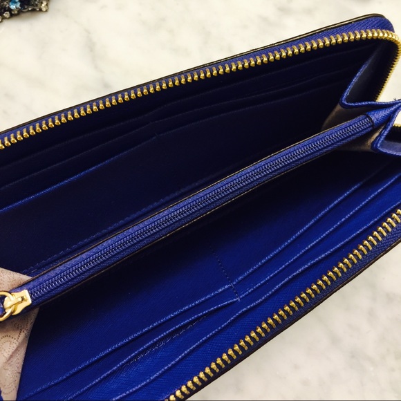 🚫 SOLD 🚫 Michael Kors Wallet in Electric Blue - Picture 3 of 3