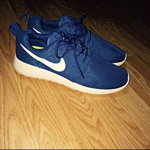 Men size 81/2 roshe