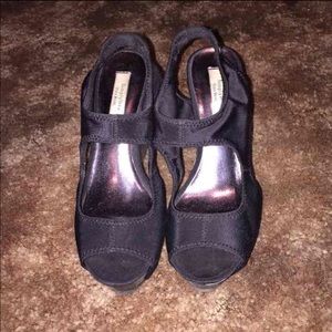 Vera Wang Black Wedges!!