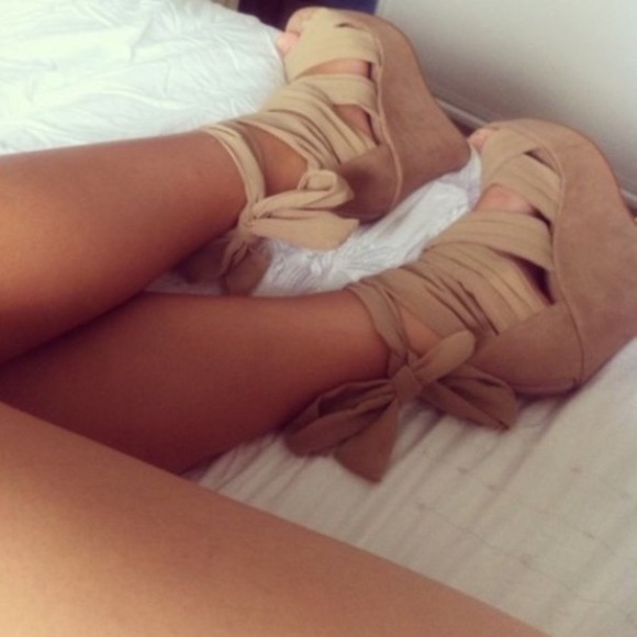 Sold 😍 Gorgeous wedges 😍