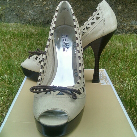 MICHAEL KORS HEELS W/BOW PEEP TOE 6M