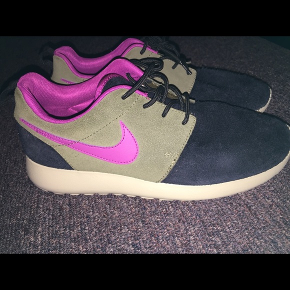 Nike Shoes - Exclusive Nike Roshe Run premium, size 8.5 wmns!