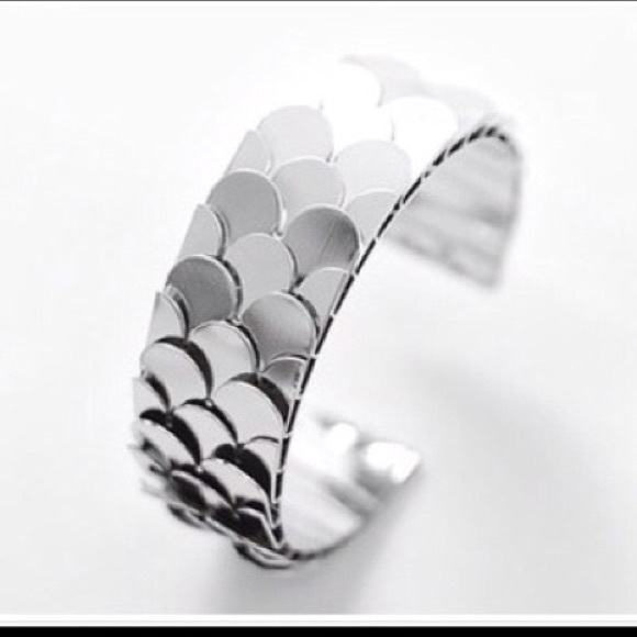 NWT Silver Scallop Bracelet - Picture 2 of 3