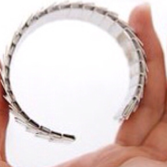 NWT Silver Scallop Bracelet - Picture 3 of 3