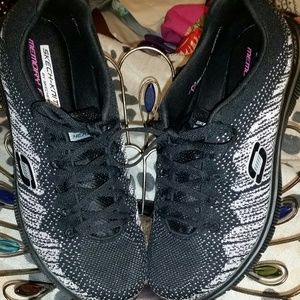 Sketchers tennis shoes