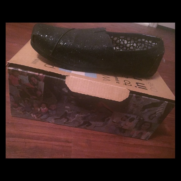 Black TOMS