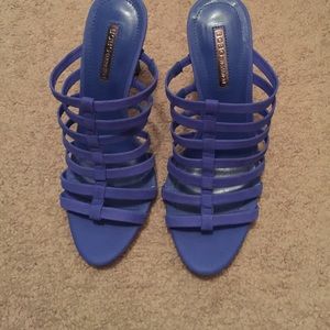 Vibrant BCBG sandals 💙💙