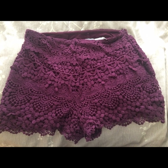 Kimchi & Blue-  Maroon Crochet Short size 4