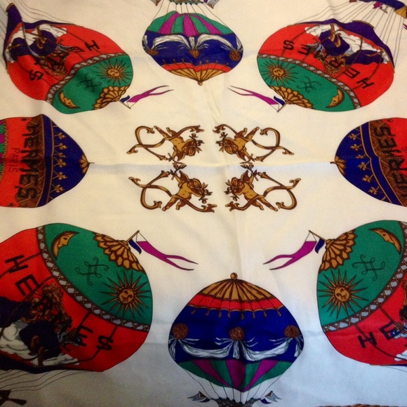 Hermes Scarf - Paris 🇫🇷 - Picture 2 of 3