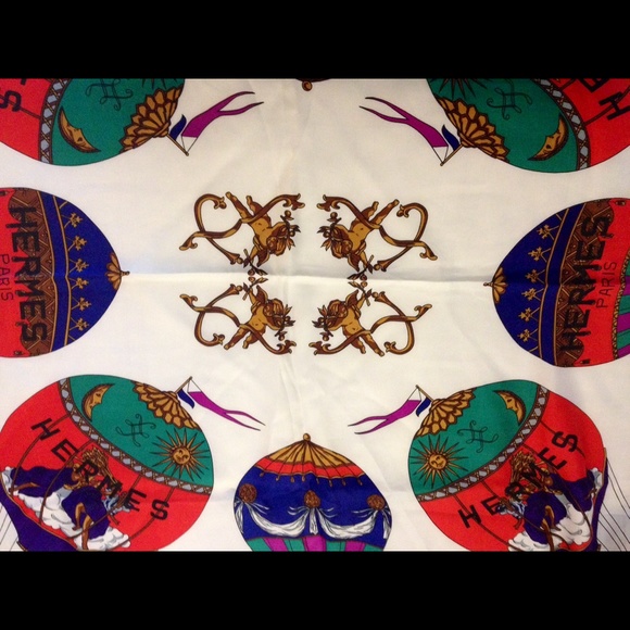 Hermes Scarf - Paris 🇫🇷 - Picture 3 of 3