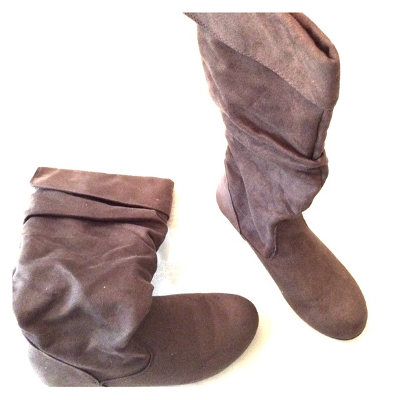 Cute grey boots!