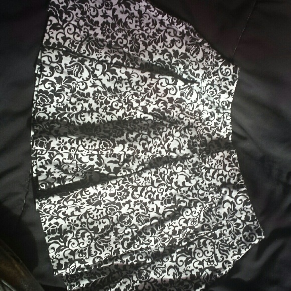 Black and white floral pleated skirt