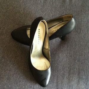 Black pumps