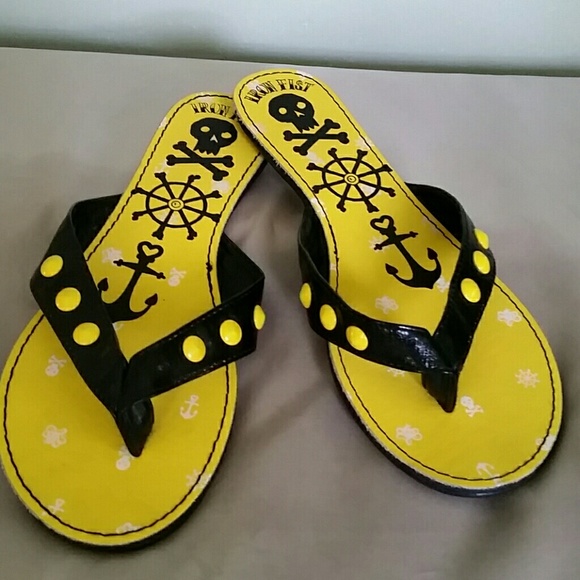 Iron fist, sandal (shoe) 61/2 - Picture 1 of 4