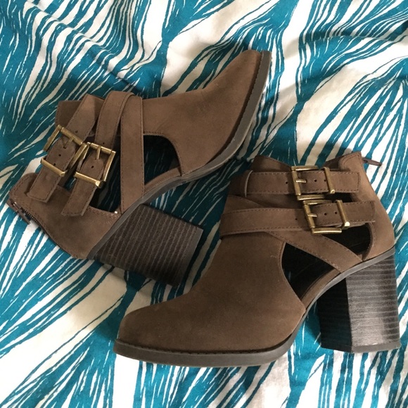 ⛔️SOLD⛔️brown buckle strappy ankle boot booties