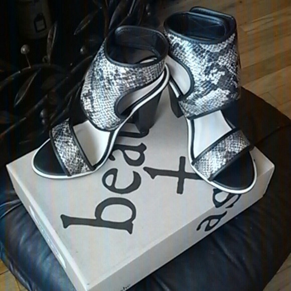 Beau+Ashe Tana Shoe in B&W Snakeskin sz:7.5