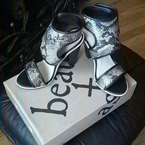 Beau+Ashe Tana Shoe in B&W Snakeskin sz:7.5