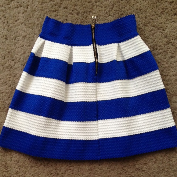 Blue and white ruffle skirt - Picture 2 of 2