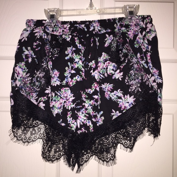 🎉HOST PICK🎉 hi-waisted floral lace shorts! - Picture 1 of 4