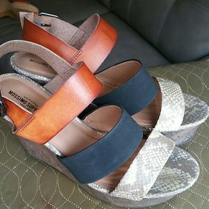 Multi color strap wedges