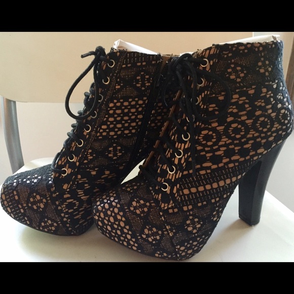 Lace-up platform chunky heel boots, side zipper.