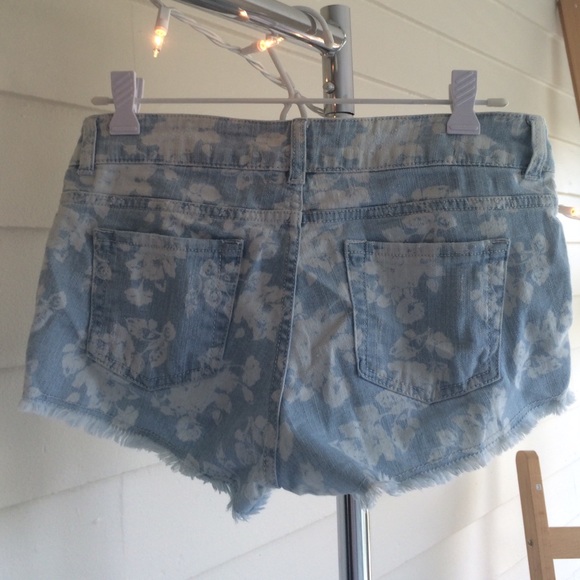 F21 Floral distressed shorts - Picture 2 of 4