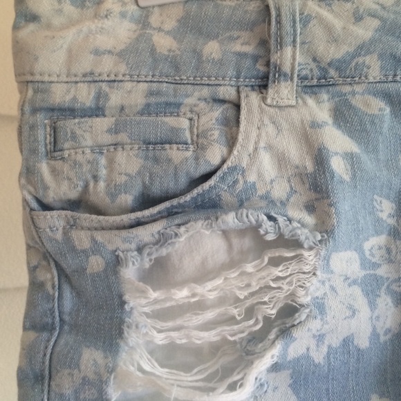 F21 Floral distressed shorts - Picture 3 of 4