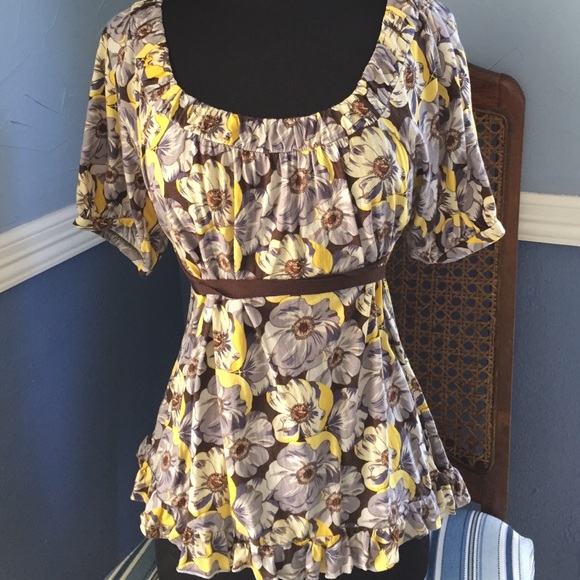 Grey and yellow flower top