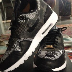 Size 7.5 Air Max Ultra BHM