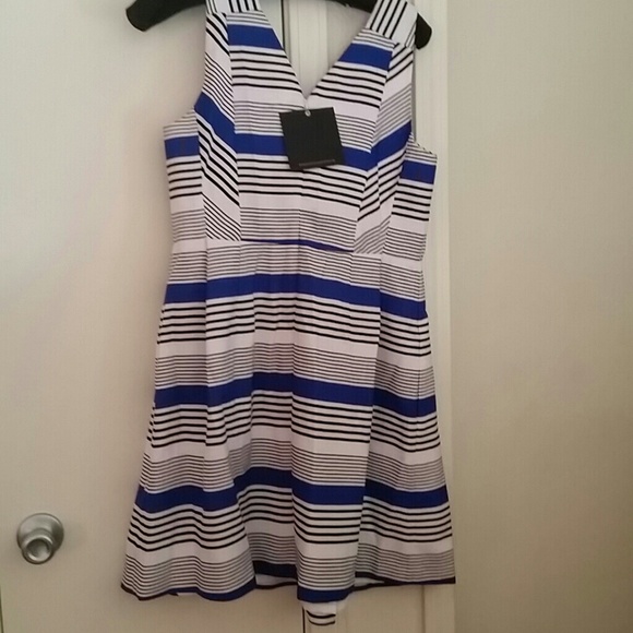 Cute summer dress with side pockets NWT - Picture 2 of 2