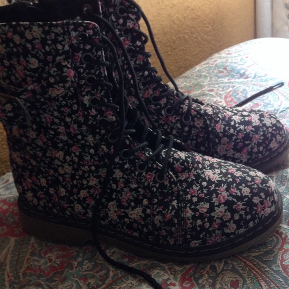 Boots - Picture 2 of 3