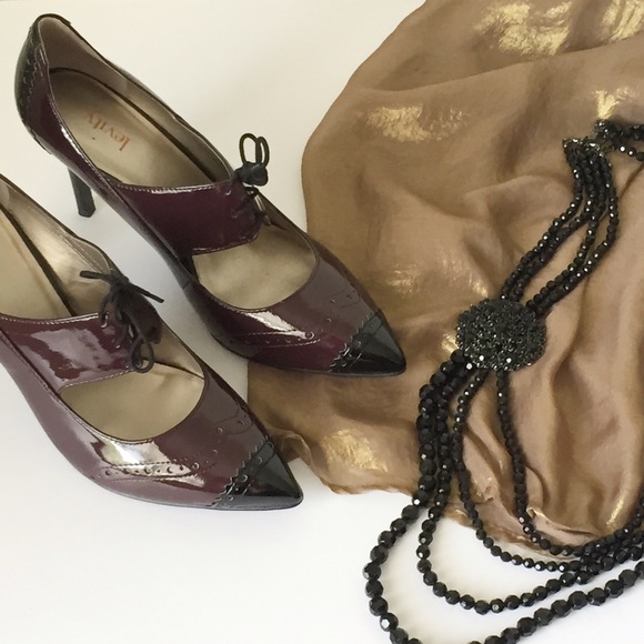 🎉 HP 🎉Two Tone Faux Patent Leather Lace-Up Pump