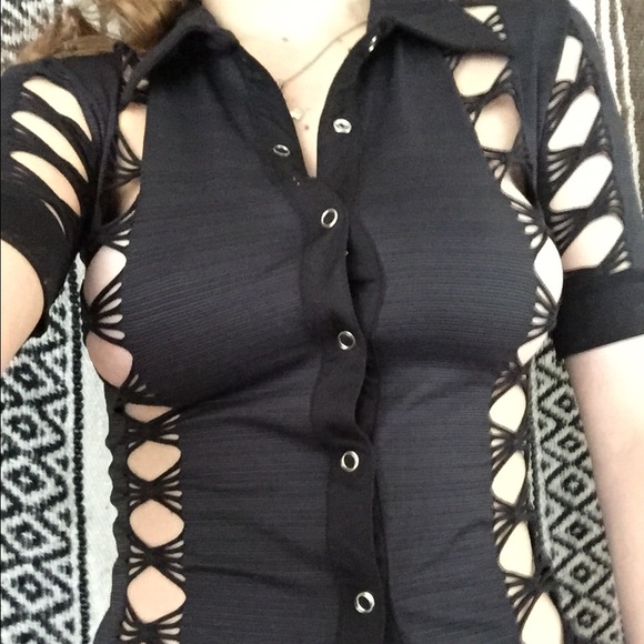 Cut out 90s button up top