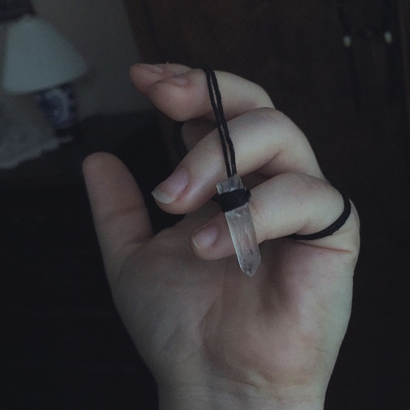 The Vesta necklace - raw Quartz point necklace 🌿 - Picture 2 of 4