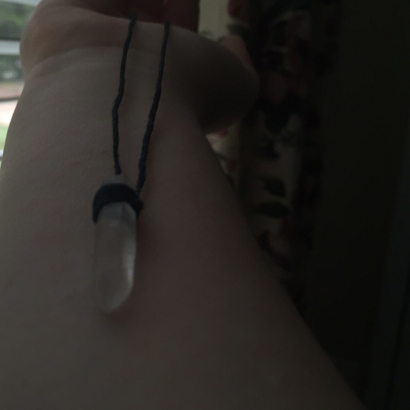 The Vesta necklace - raw Quartz point necklace 🌿 - Picture 3 of 4