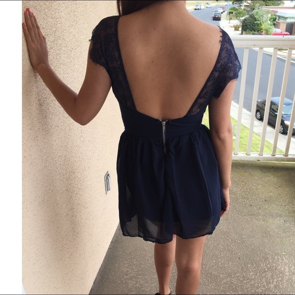 Open-Back lace dress - Picture 2 of 4